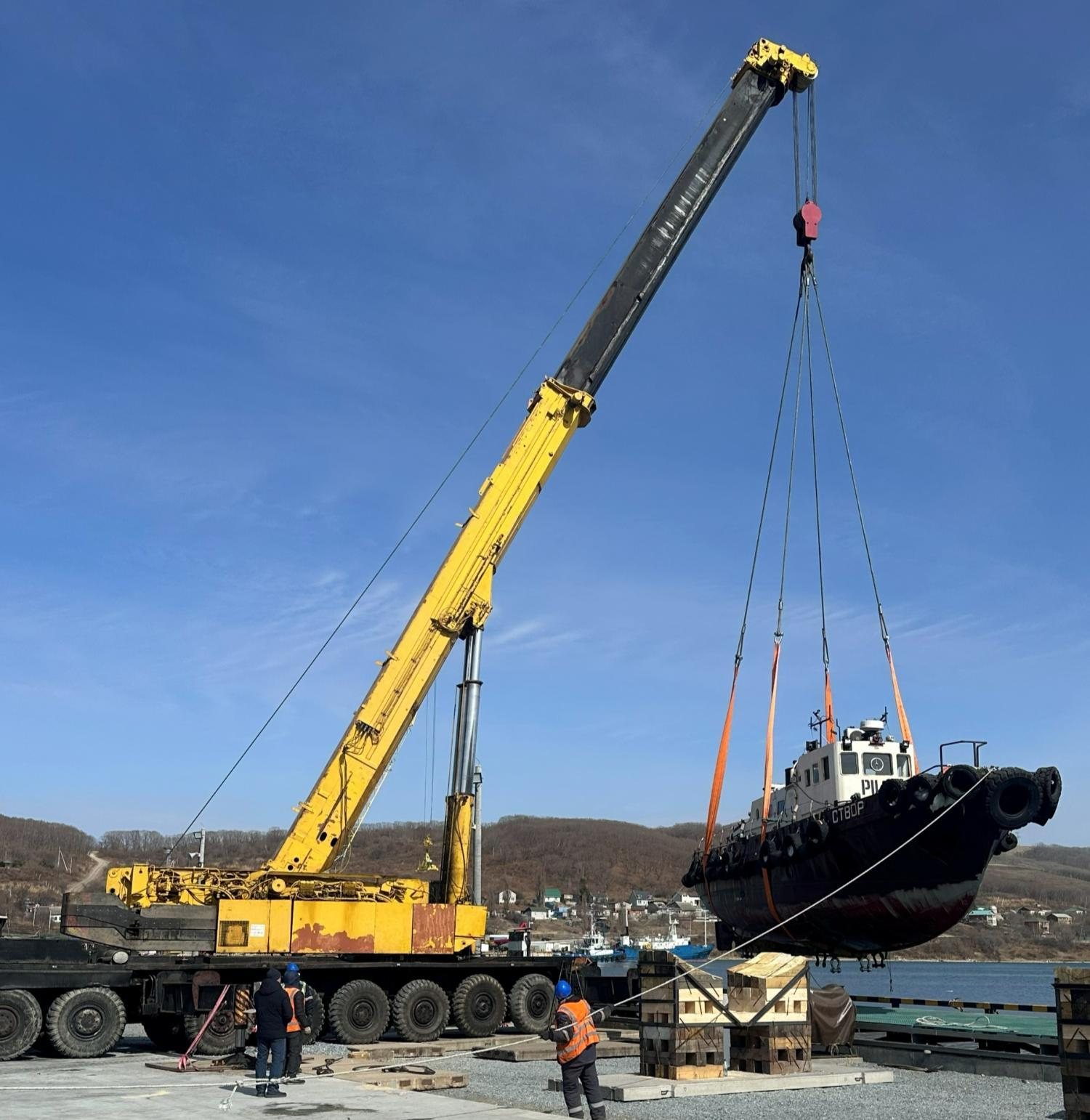 Кран Liebherr LT 1300 поднимает судно